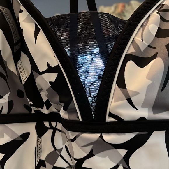 Lands’ End one piece bathing suit, black, white and gray - Picture 4 of 8